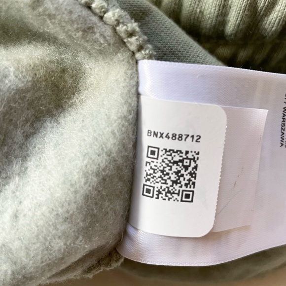 The North Face Women’s Crop Joggers In Tea Green - Picture 5 of 7